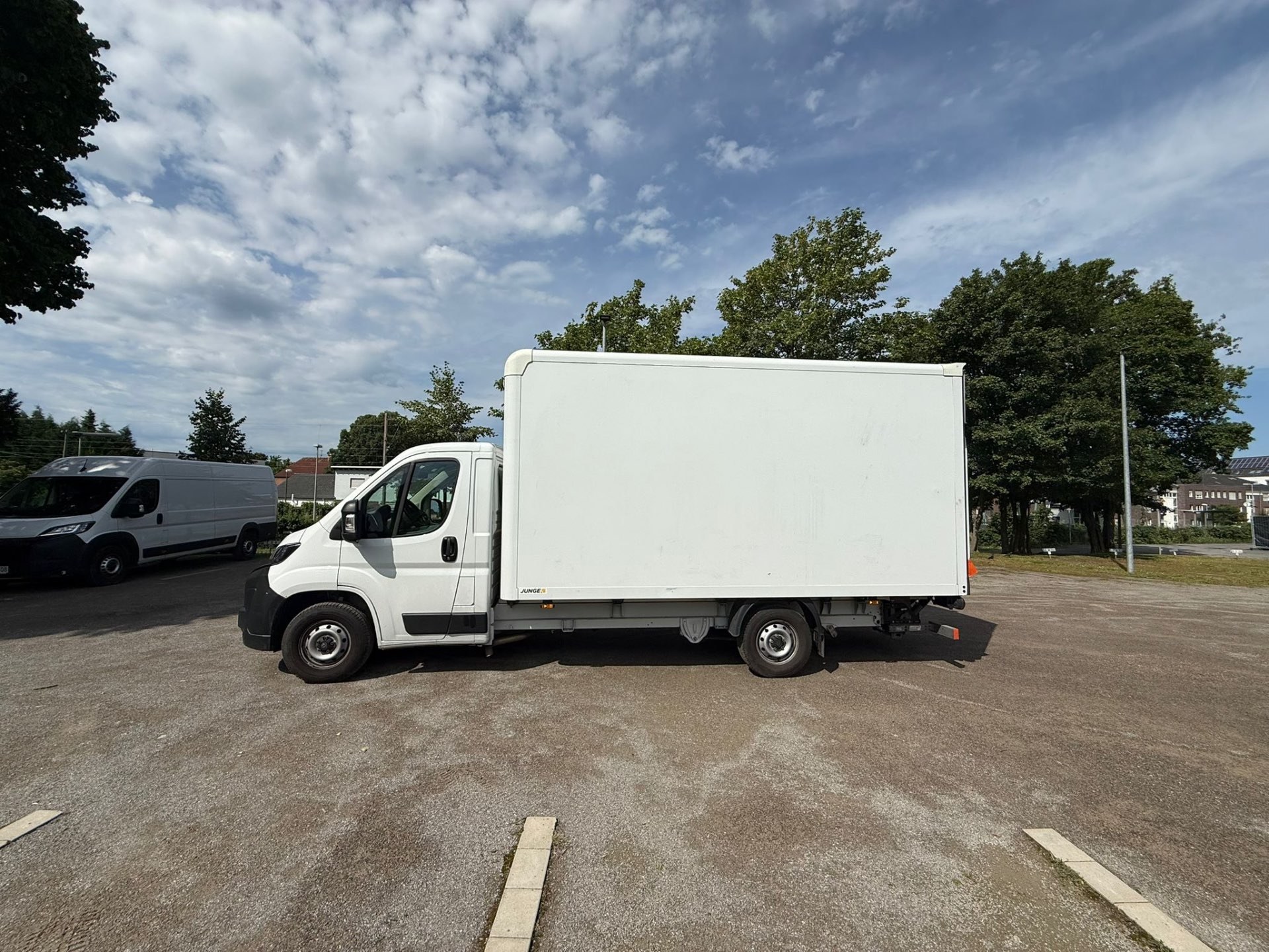 Kofferwagen mit  Hebebühne (3,5t)   